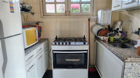 Cozinha com fogão e geladeira