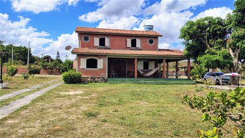 Vista frontal da casa de dois pavimentos