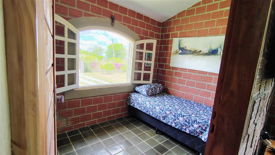 Quarto com cama de solteiro e janela