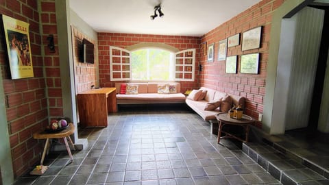 Sala de estar com sofás e janelas