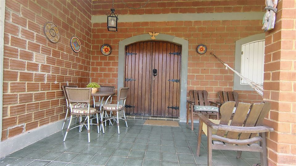 Varanda da casa com mesa e cadeiras