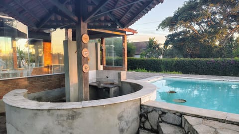 Bar molhado e piscina no fim de tarde