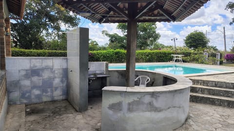 Bar molhado com pia e escada para a piscina