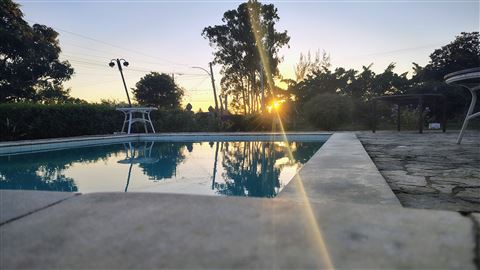 Vista da piscina ao entardecer
